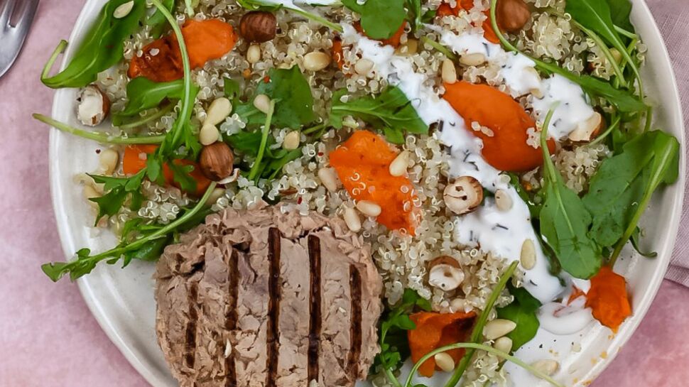 Salade de quinoa, abricots rôtis, roquette et thon 