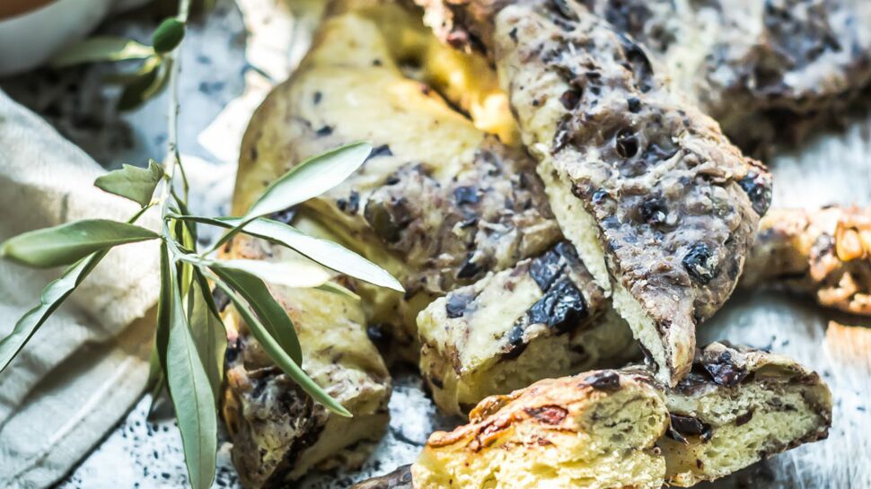 Fougasse aux olives à l’huile d’olive, olives vertes de Nîmes AOP et olives noires de Nyons AOP