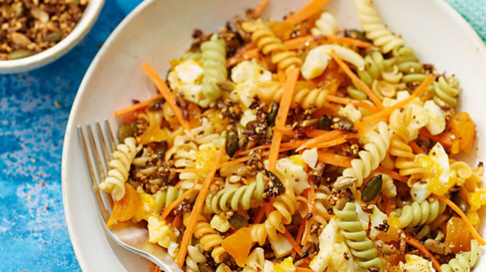 Salade de torsettes aux abricots secs, œufs durs et graines