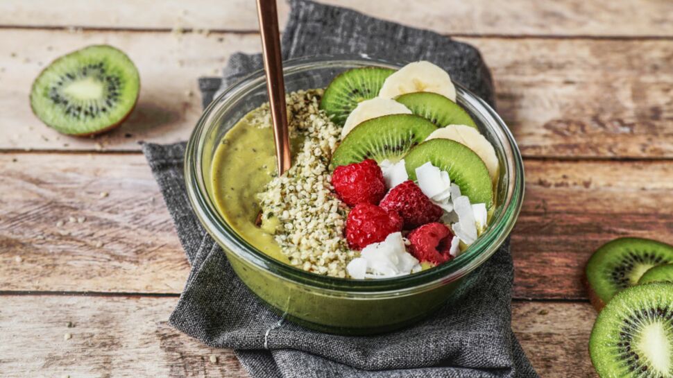 Smoothie bowl chanvre, kiwi et thé matcha