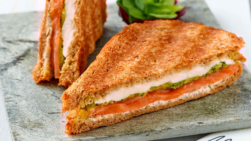 Croque-monsieur au saumon et mozzarella facile et rapide : découvrez