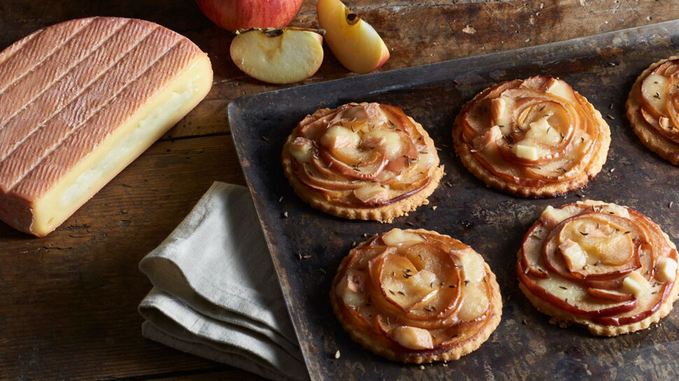 Tarte fine de pommes au munster et graines de carvi