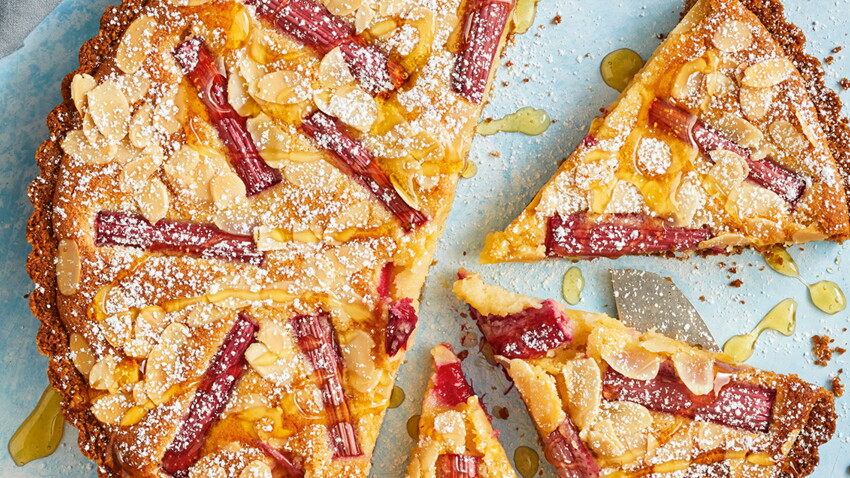 Tarte à la rhubarbe et aux amandes facile et rapide : découvrez les
