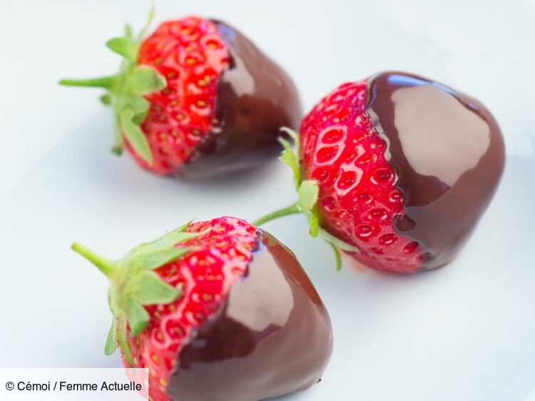 Fraises enrobées au chocolat facile et rapide découvrez les recettes de cuisine de Femme