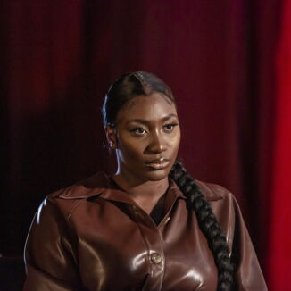 Aya Nakamura change radicalement de couleur de cheveux et adopte les