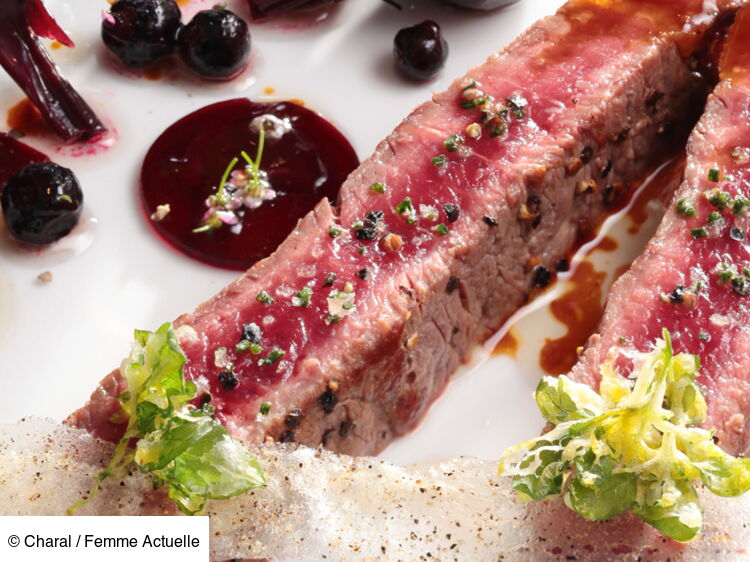 Entrecôte saignante, aux betteraves acidulées, baies de cassis et tuile au poivre facile et