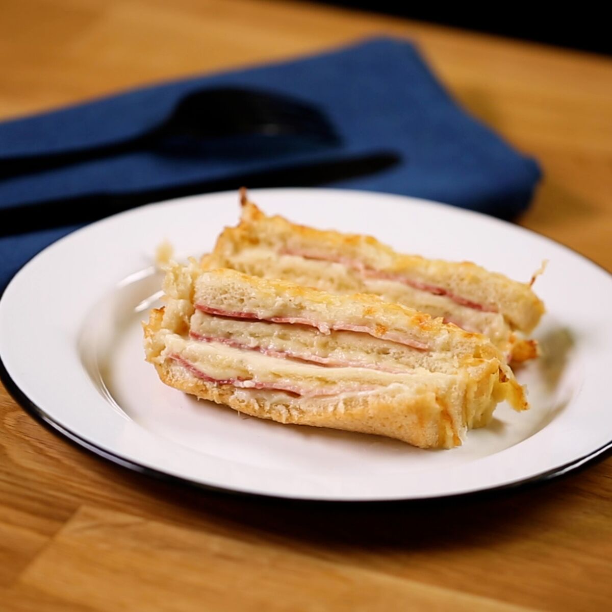 Croque cake : lincroyable recette du croque monsieur géant à partager :  Femme Actuelle Le MAG