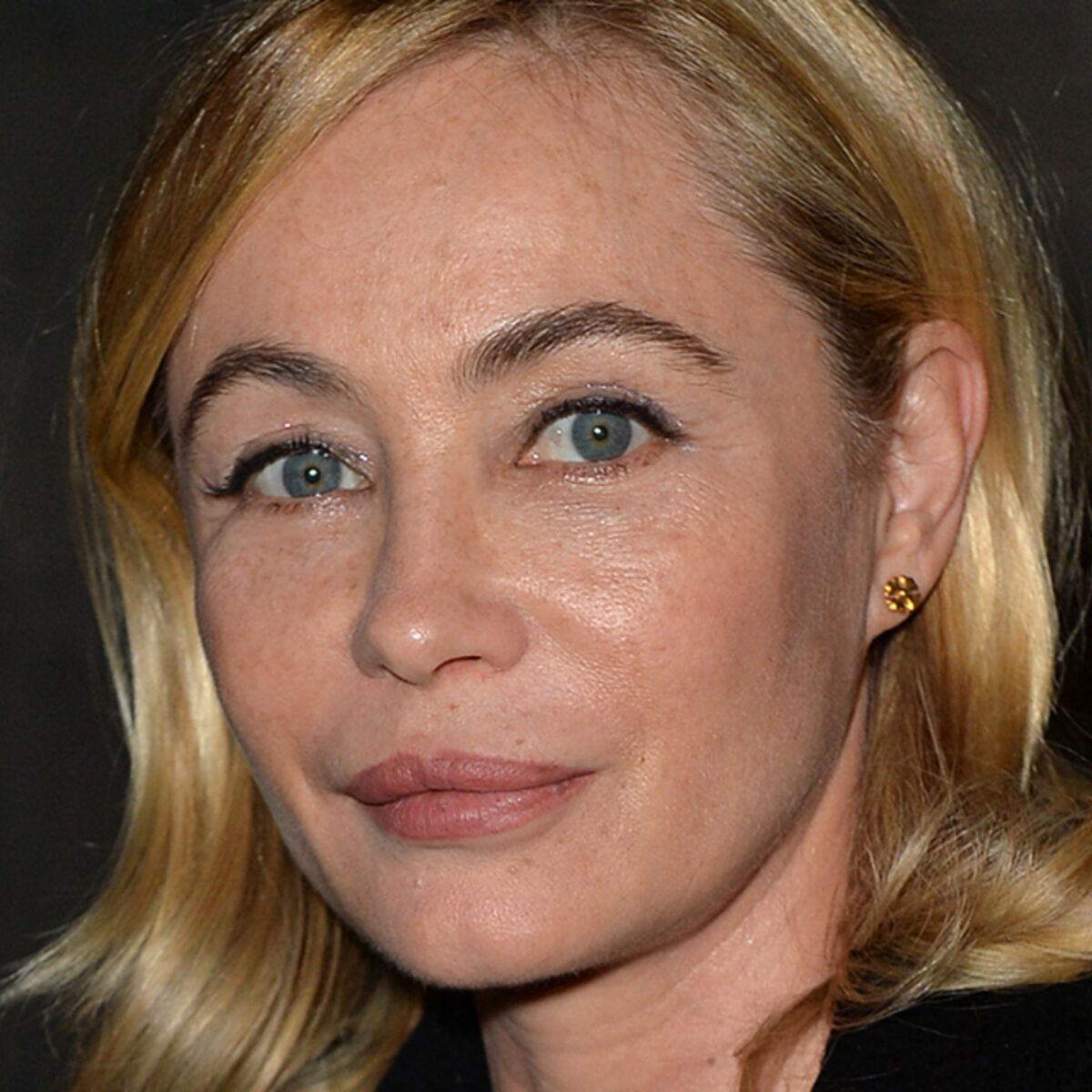 Emmanuelle Béart ultra-sensuelle : à 57 ans, elle se dévoile sous une robe  transparente : Femme Actuelle Le MAG