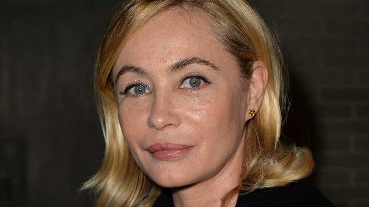 Emmanuelle Béart ultra-sensuelle : à 57 ans, elle se dévoile sous une robe  transparente : Femme Actuelle Le MAG