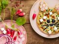 Pizzettes chats Kiri®, petits pois, rondelles de radis et olives noires