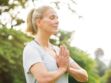 Ménopause : 5 postures de yoga qui aident à mieux vivre cette période