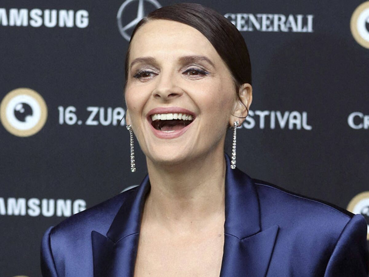 Juliette Binoche : à 56 ans elle pose seins nus sous une robe lamée (trop  belle !) : Femme Actuelle Le MAG