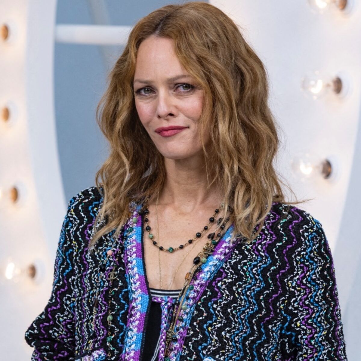 Vanessa Paradis nue sous une robe ouverte : ce cliché de 1995 qui dévoile sa  poitrine (oh la la !) : Femme Actuelle Le MAG