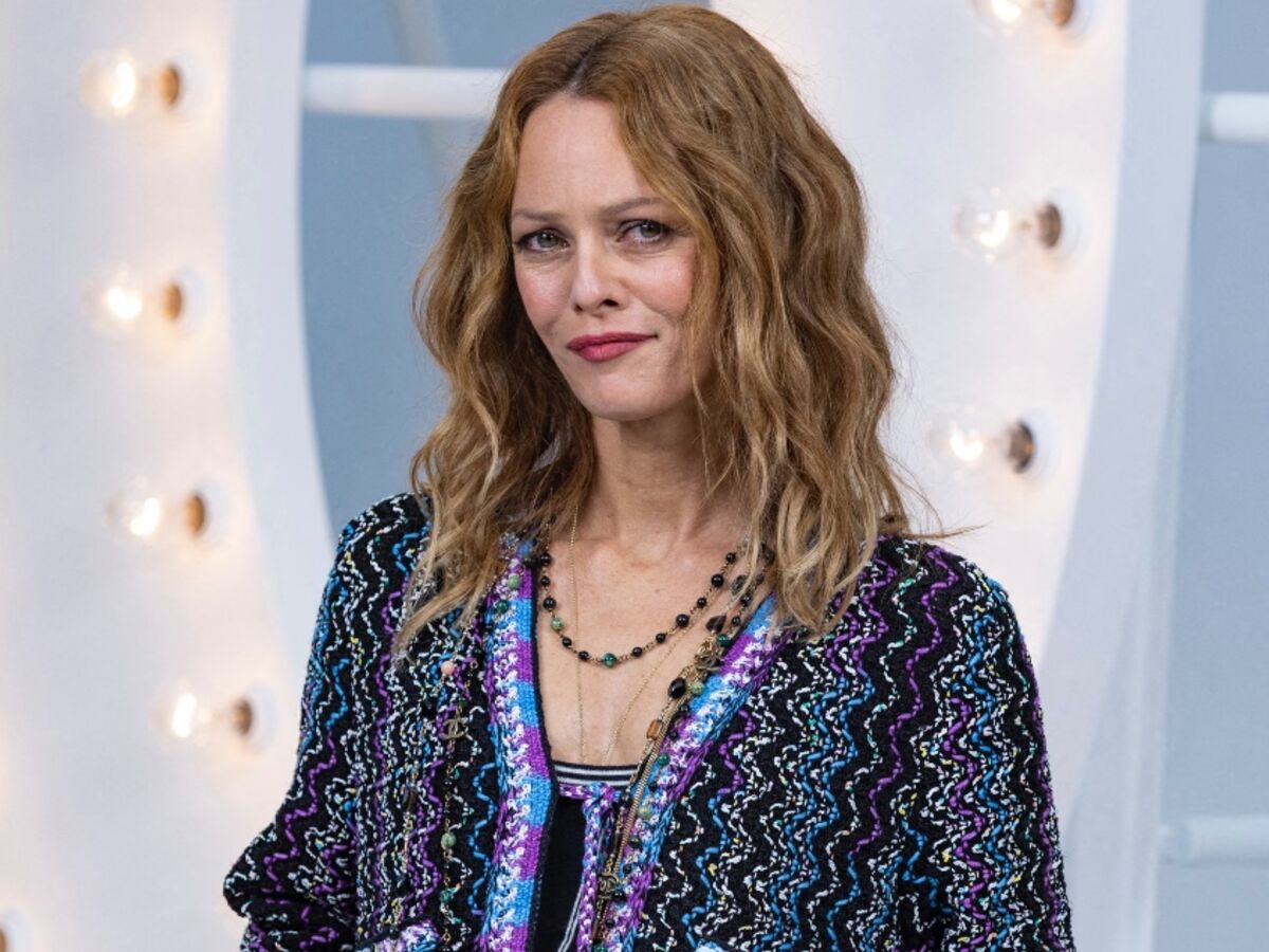 Vanessa Paradis nue sous une robe ouverte : ce cliché de 1995 qui dévoile  sa poitrine (oh la la !) : Femme Actuelle Le MAG