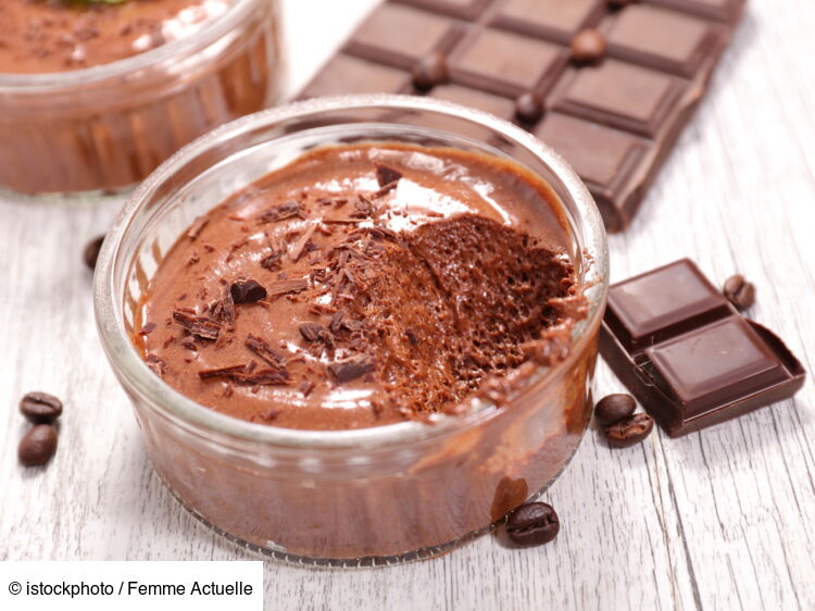 Comment rattraper une mousse au chocolat trop liquide ? : Femme