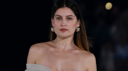 Laetitia Casta ultra-sexy : nue sous une robe à trous, elle dévoile