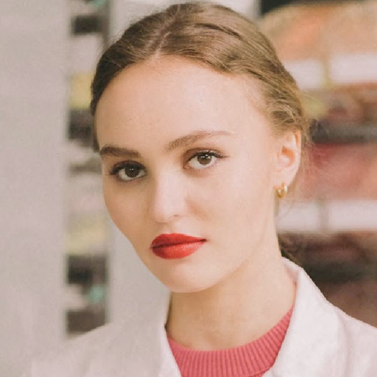 Lily-Rose Depp irrésistible : sa pose jambes nues et talons vertigineux  (wow !) : Femme Actuelle Le MAG