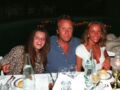 Yves Rénier avec sa fille Samantha et celle qui n'était encore que sa compagne, Karine Graber, au Byblos, à Saint-Tropez, en juillet 1995.