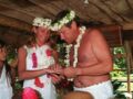 Mariage d'Yves Rénier et de Karine Graber, à Bora-Bora, dans le nord-ouest de Tahiti, le 18 juin 1996...