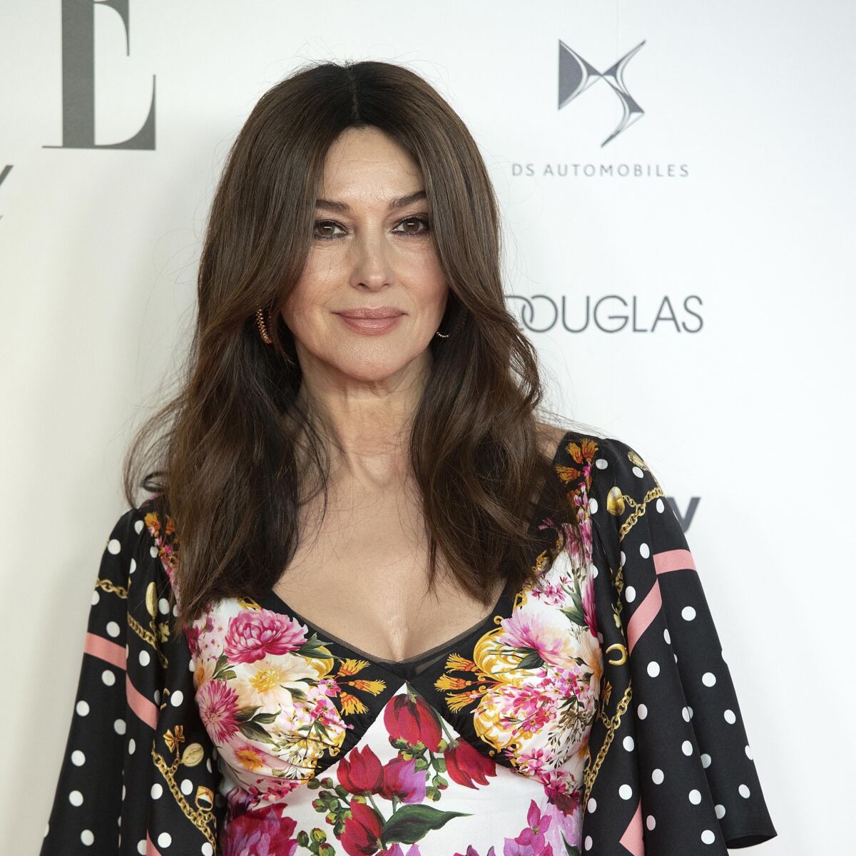 Monica Bellucci : canon avec une frange qui lui donne 10 ans de moins :  Femme Actuelle Le MAG