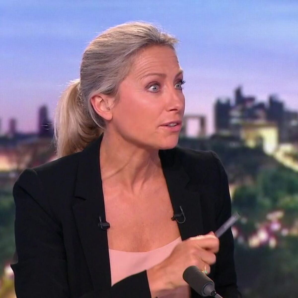 VIDEO - Anne-Sophie Lapix vivement critiquée après son interview de Jean  Castex au JT de France 2 : Femme Actuelle Le MAG