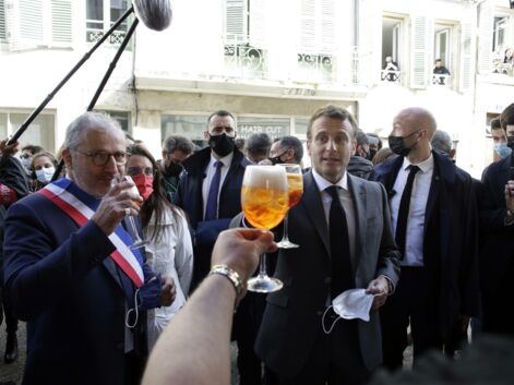 Emmanuel Macron fête la réouverture des terrasses lors d'une soirée arrosée 