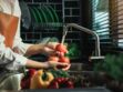 Comment se débarrasser des pesticides sur les fruits et légumes ? Les astuces de Michel Cymes