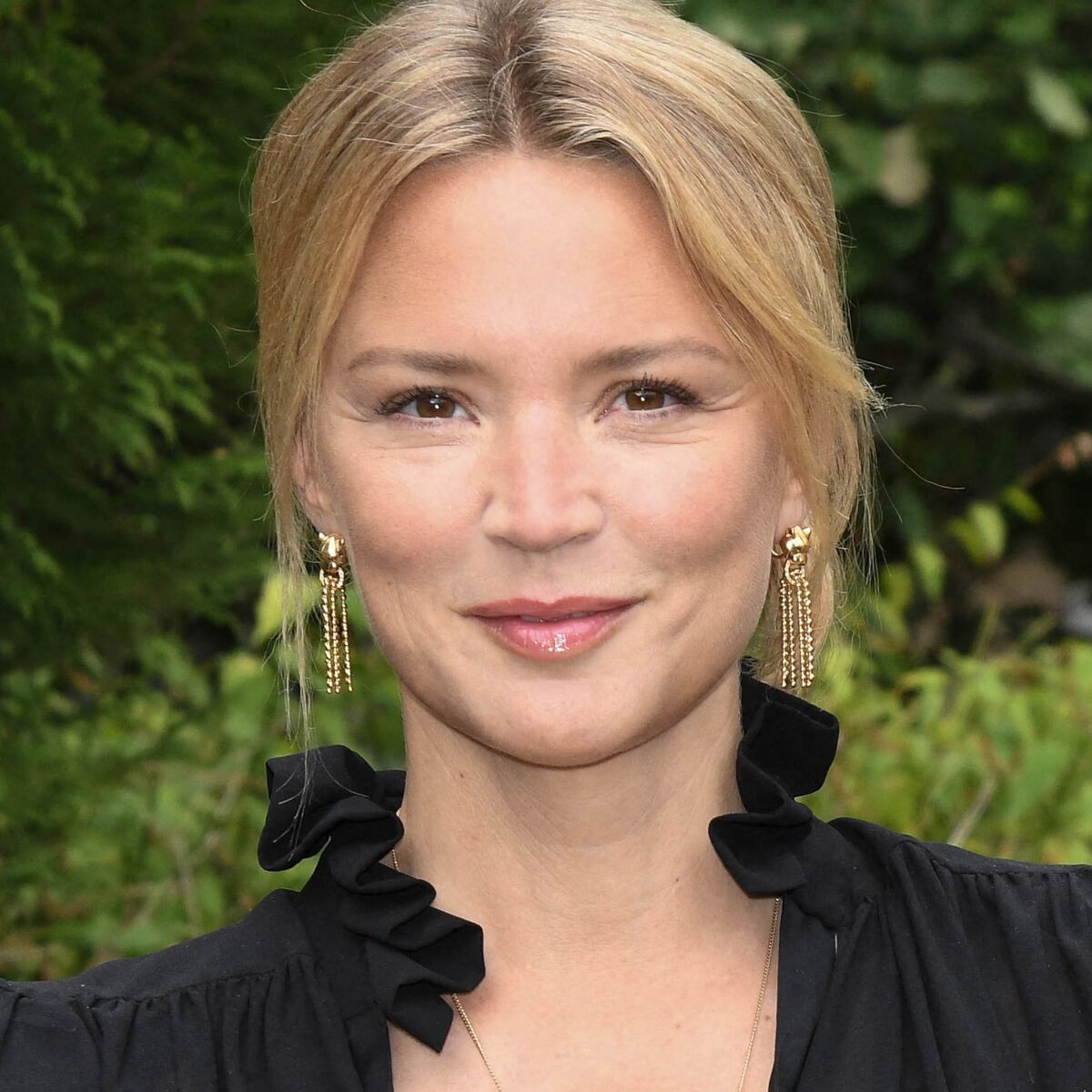 Virginie Efira toujours plus sexy en culotte et dentelle noire : Femme  Actuelle Le MAG