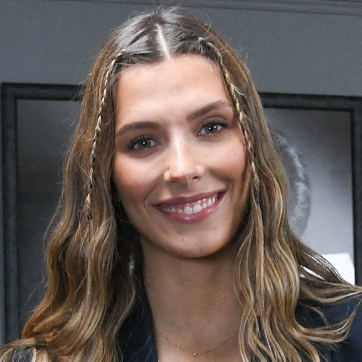 Camille Cerf chic et sexy en soutien-gorge et joli kimono décolleté : Femme  Actuelle Le MAG