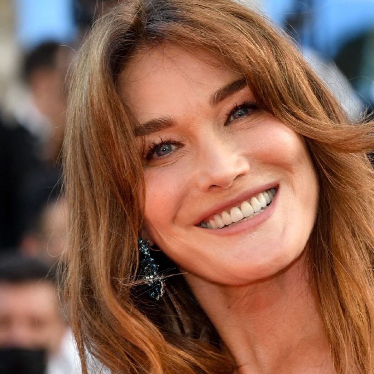 Carla Bruni sexy dans une robe longue et fendue aux accents disco : Femme  Actuelle Le MAG