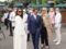 Tom Cruise, Pom Klementieff et Hayley Atwell, juste avant d'entrer dans les tribunes, pour assister à la finale Dames de Wimbledon.
