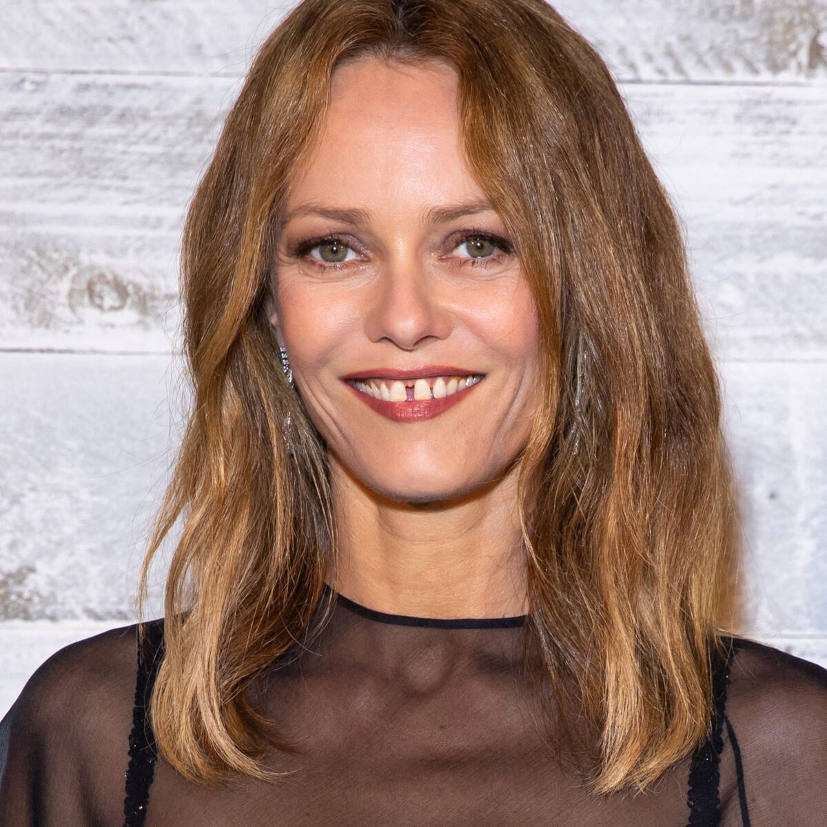 Vanessa Paradis craquante : elle pose seins nus sous une chemise nouée au  nombril : Femme Actuelle Le MAG