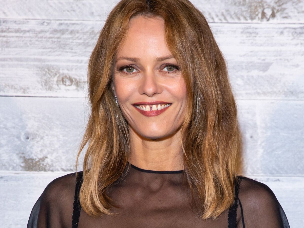 Vanessa Paradis craquante : elle pose seins nus sous une chemise nouée au  nombril : Femme Actuelle Le MAG