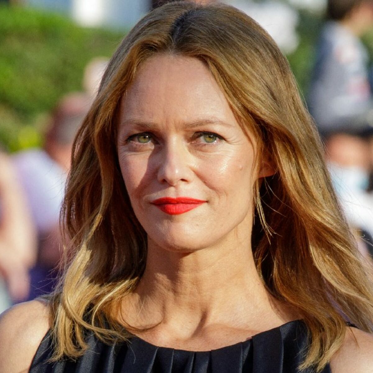 Vanessa Paradis ultra-sexy : elle se dévoile en mini jupe et gilet  transparent ouvert sans rien en dessous : Femme Actuelle Le MAG