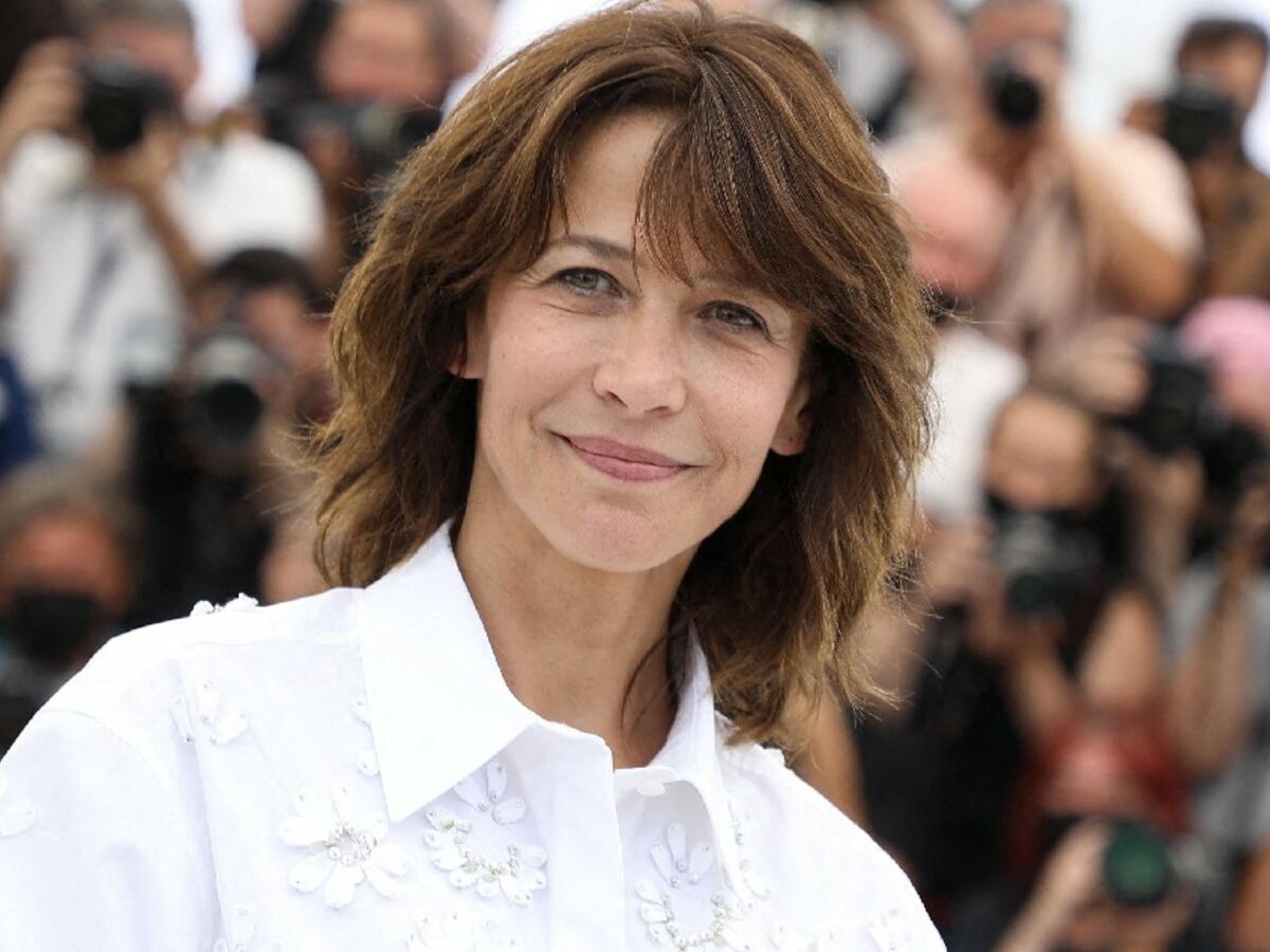 Sophie Marceau méconnaissable dans un top décolleté incroyable, épaules XXL  et gros noeud : Femme Actuelle Le MAG