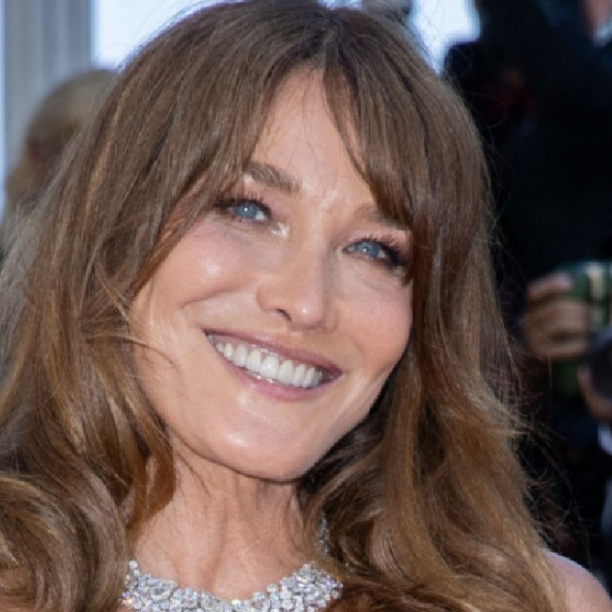 Carla Bruni sensationnelle : elle apparaît nue sous une veste ouverte et  maxi chapeau : Femme Actuelle Le MAG