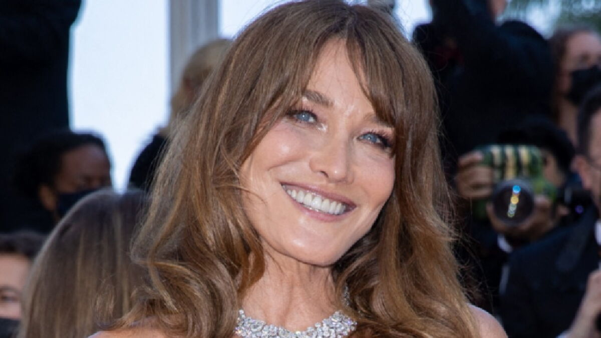 Carla Bruni sensationnelle : elle apparaît nue sous une veste ouverte et  maxi chapeau : Femme Actuelle Le MAG