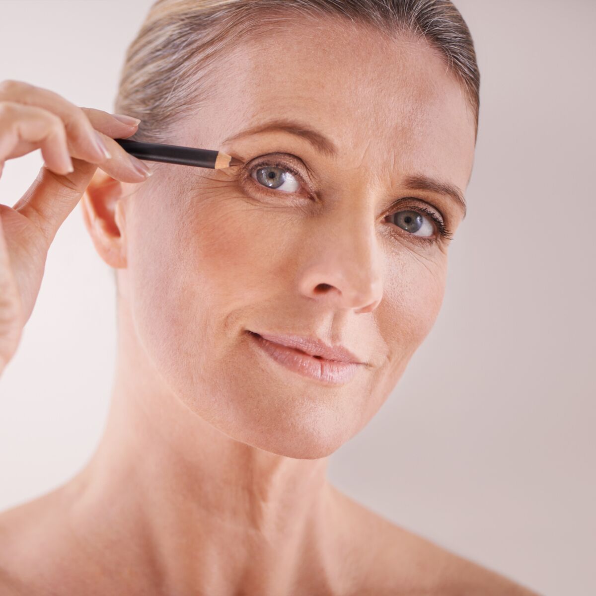 conseils de maquillage des yeux pour les femmes de plus de 50 ans