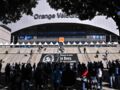 Les supporters de l'OM s'amassent devant le stade Vélodrome pour rendre hommage à Bernard Tapie