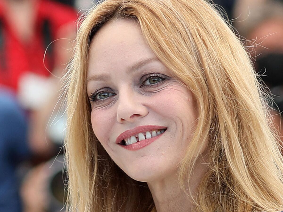 Vanessa Paradis dénudée sous une robe entièrement dézippée : à couper le  souffle : Femme Actuelle Le MAG