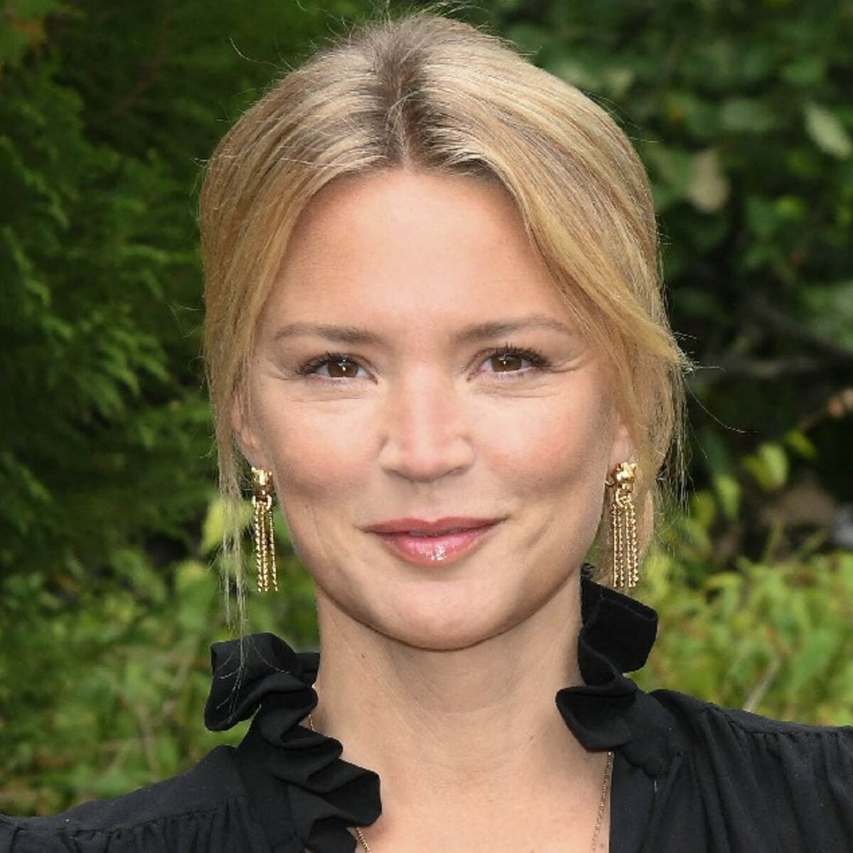 Virginie Efira à couper le souffle : elle dévoile un jeu de jambes  irrésistible en collant plumetis : Femme Actuelle Le MAG