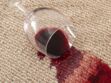 Enlever une tache de vin rouge : les erreurs à éviter