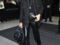 Céline Dion en pantalon en cuir et veste en tweed