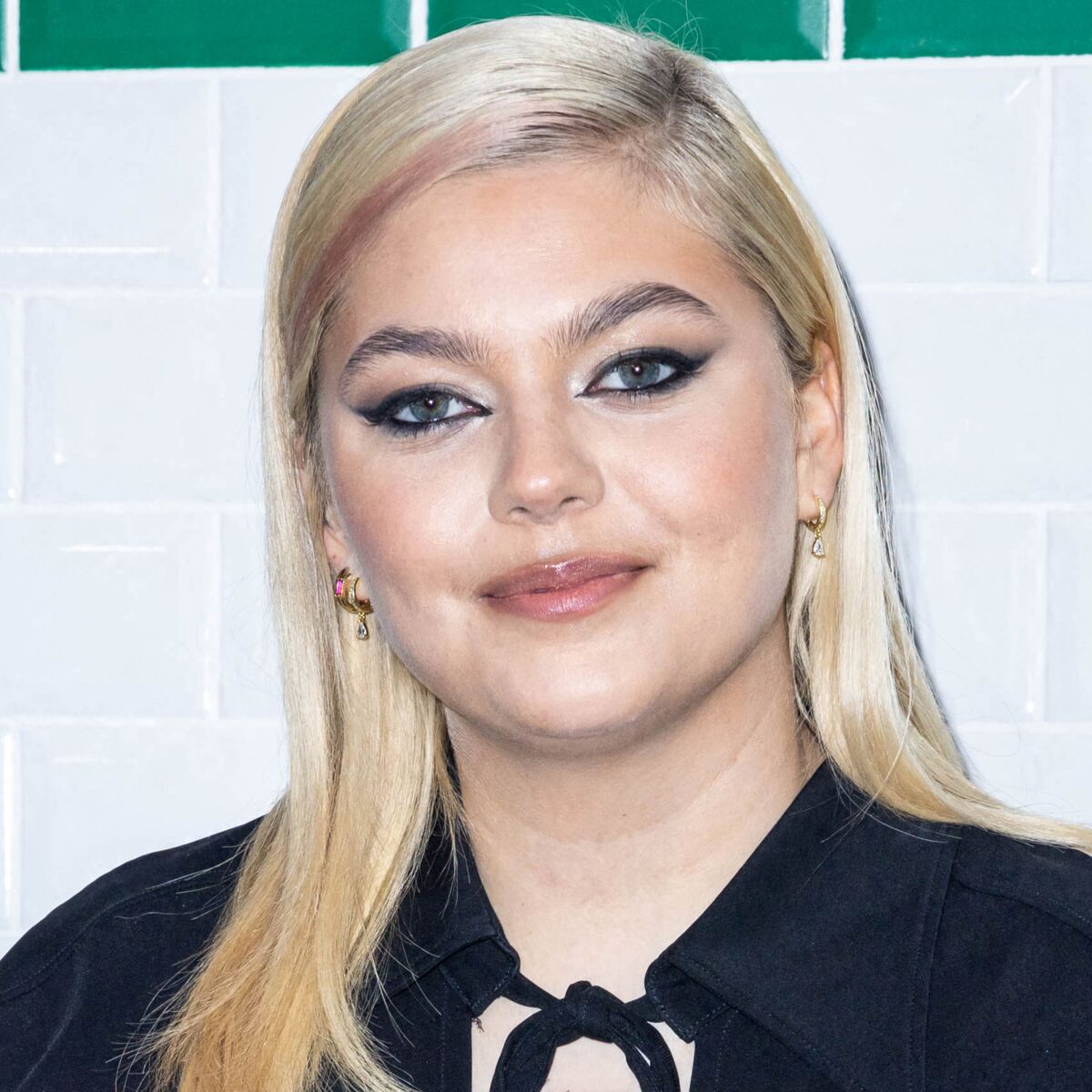 Louane irrésistible : maxi décolleté, micro jupe et bottes vernies au  défilé Ami : Femme Actuelle Le MAG