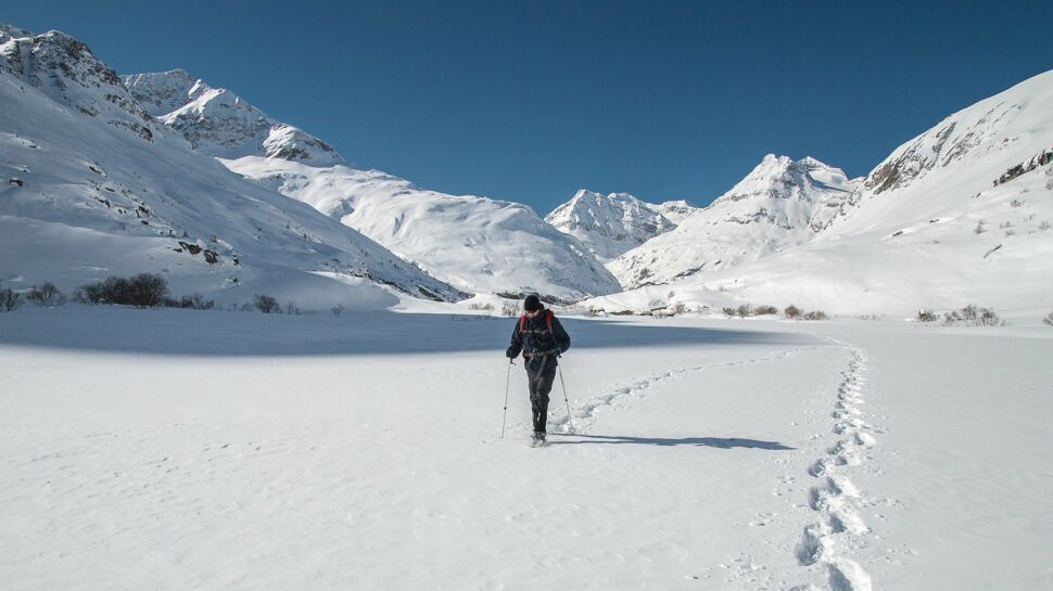 Marcher sur la neige en raquettes : bienfaits, précautions... comment s'y mettre ?