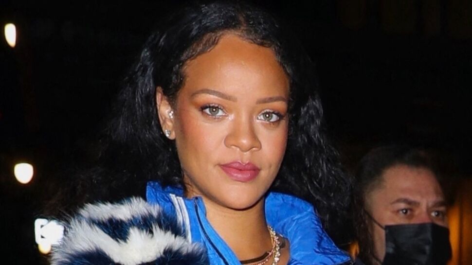 Rihanna enceinte : elle dévoile son ventre en jean taille basse sous une doudoune ouverte