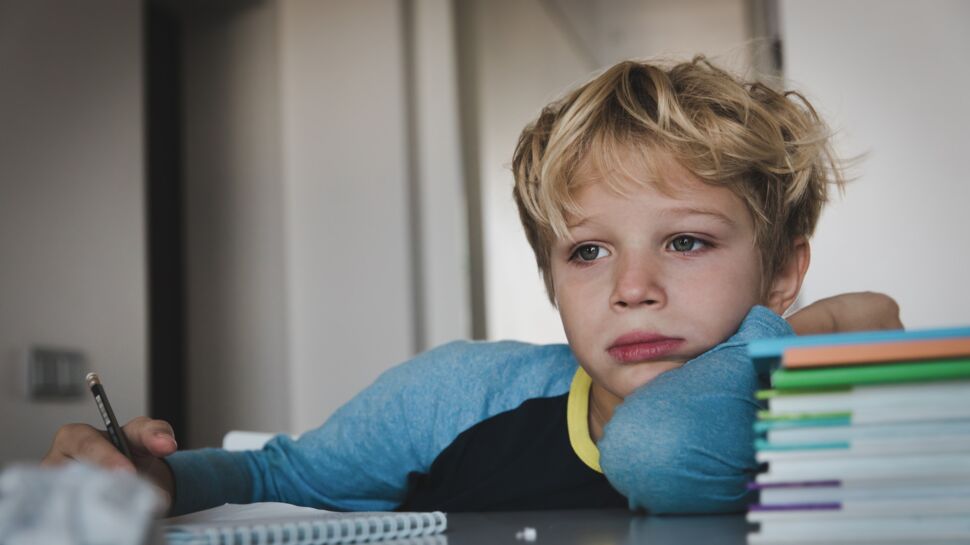 Dépression enfant : causes, symptômes à reconnaître et traitements