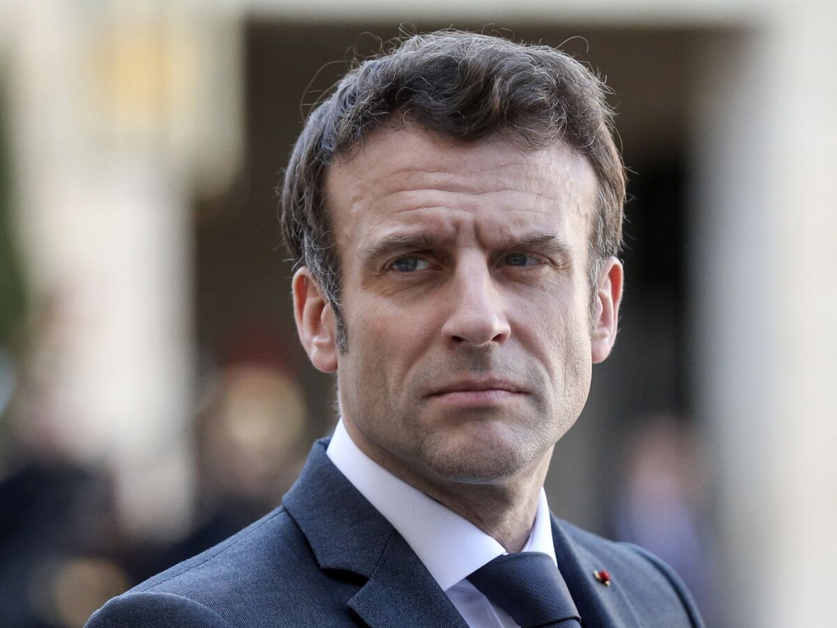 Emmanuel Macron soup onn de porter une