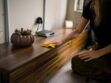 Retirer les taches sur un meuble en bois : 6 astuces efficaces