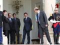 Le président de la République, François Hollande, s'entretient avec le ministre de l'Économie et des Finances, Pierre Moscovici, et ses conseillers Aquilino Morelle, Philippe Leglise Costa et Emmanuel Macron, sur le perron de l'Élysée, à Paris, le 31 juillet 2012.